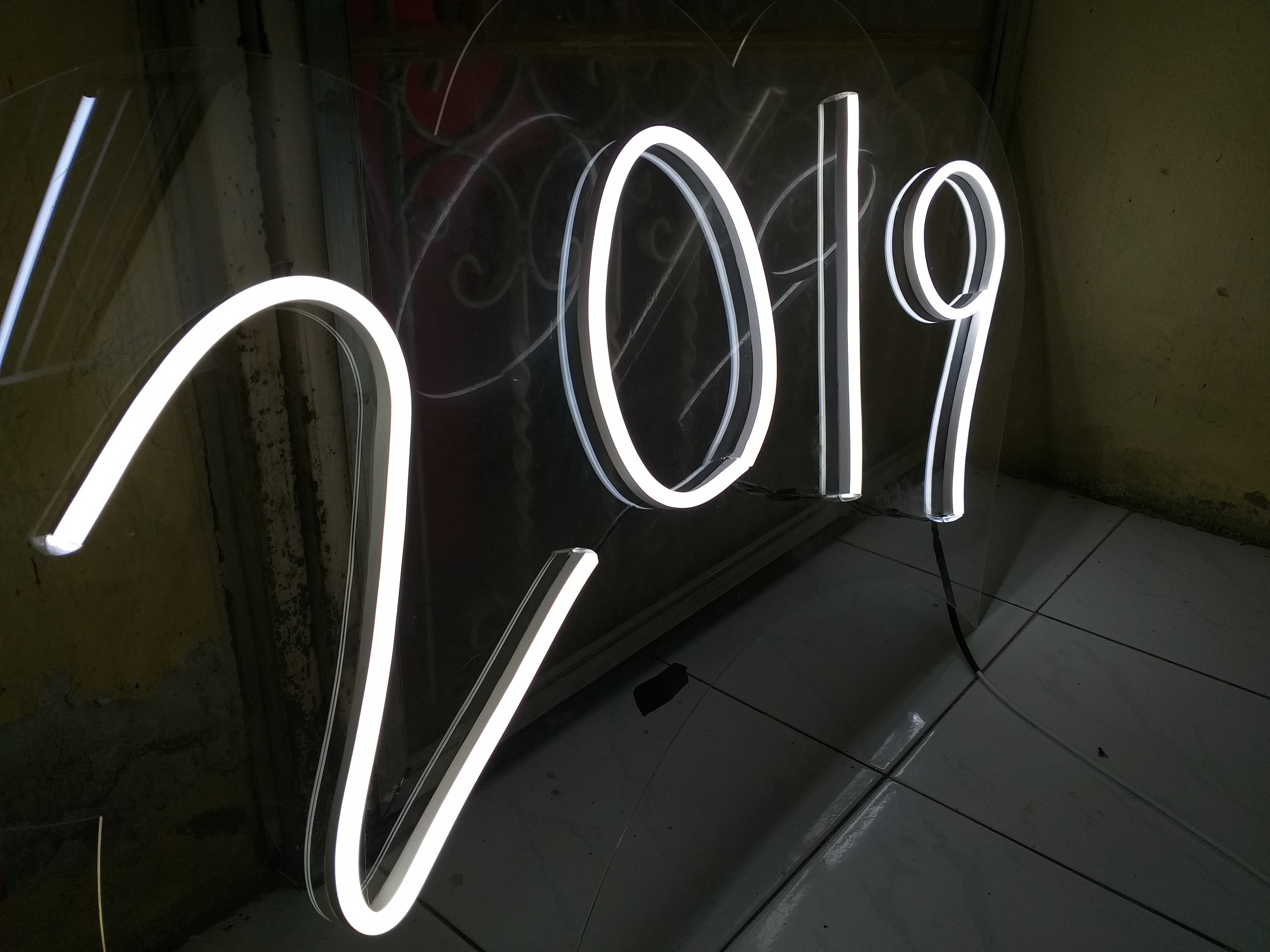ไฟนีออนเฟรคเทศกาลปีใหม่ "2019"
