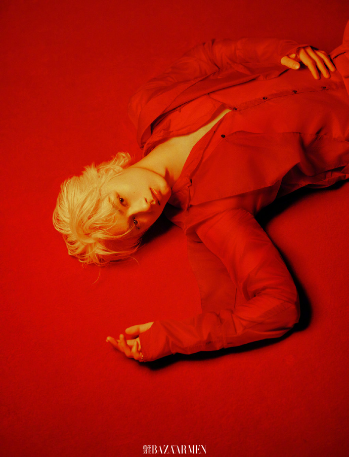 Pre - นิตยสาร Bazaar Men China JUNHUI WENJUNHUI 2025+โปสเตอร์(ในเล่ม)