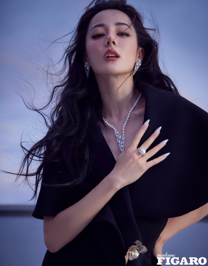 Pre - นิตยสาร Madame FIGARO ตี๋ลี่เร่อปา Dilireba 12/2023