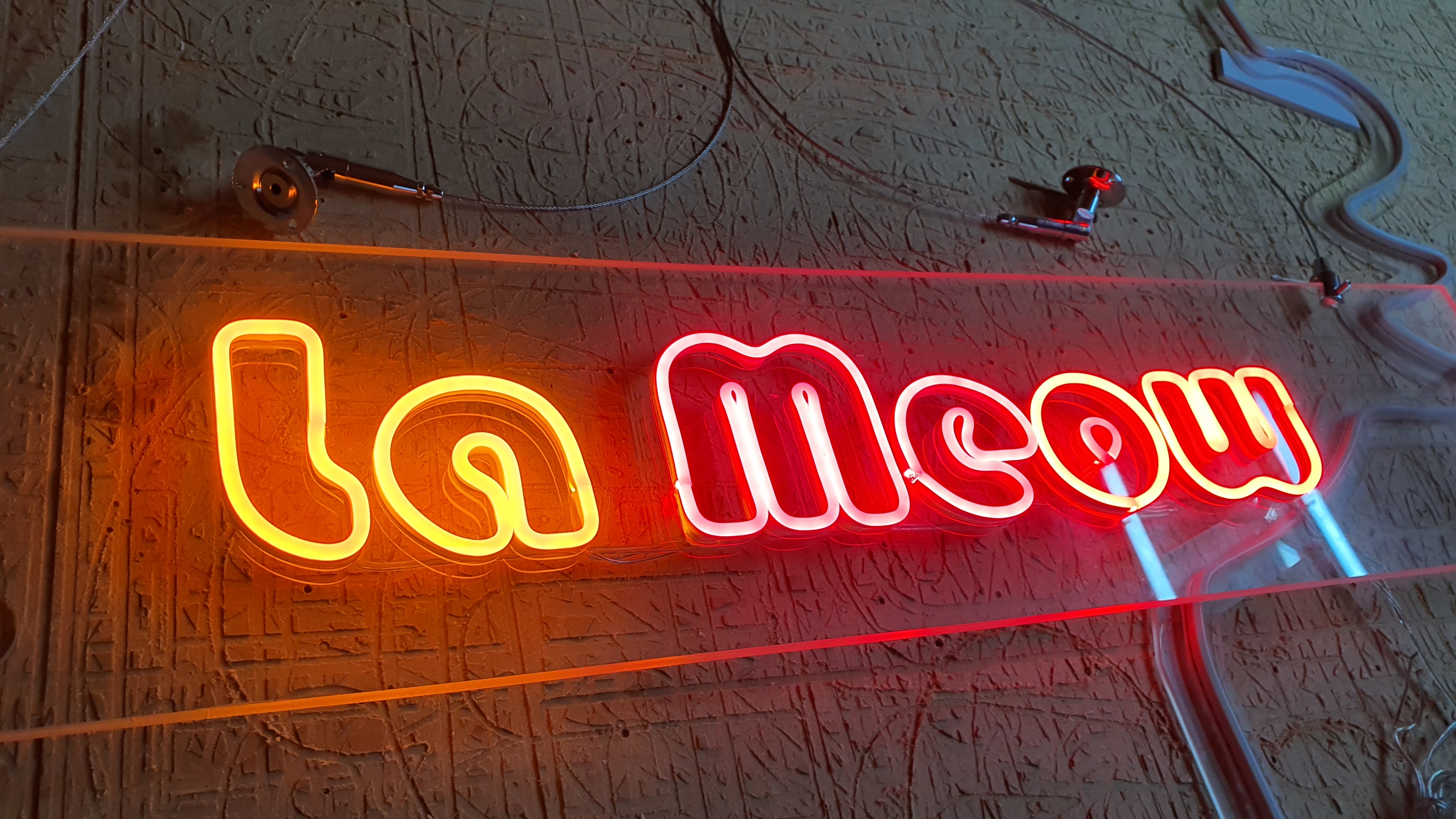 ป้ายนีออนฟรค สีแดง สีเหลืองทอง La Meow