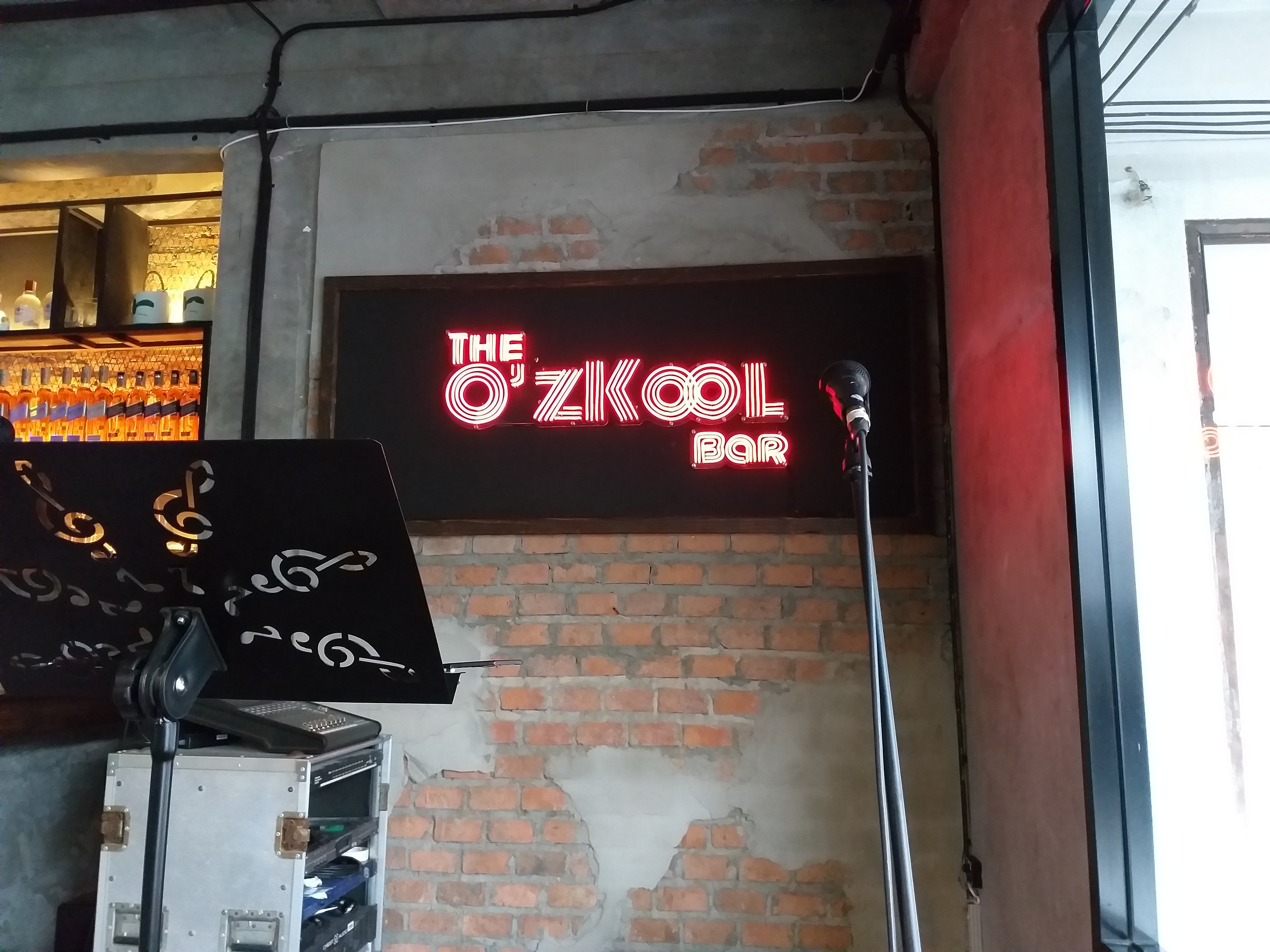 ป้ายไฟนีออนเฟรคสีแดง "THE O'ZKOOL BAR" เปลี่ยนป้ายใหม่เป็นนีออนเฟรค สวยโดดเด่นกว่าเดิม