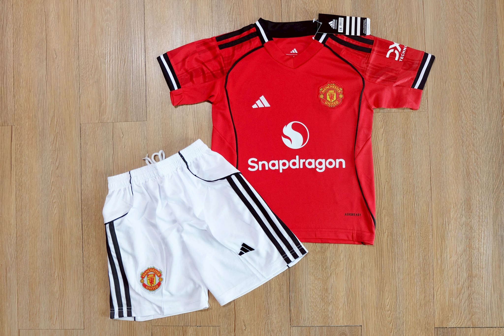ชุดฟุตบอลเด็ก – ทีมเเมนยู เหย้า สีแดง Fans Edition เกรดเเฟนบอล 2025