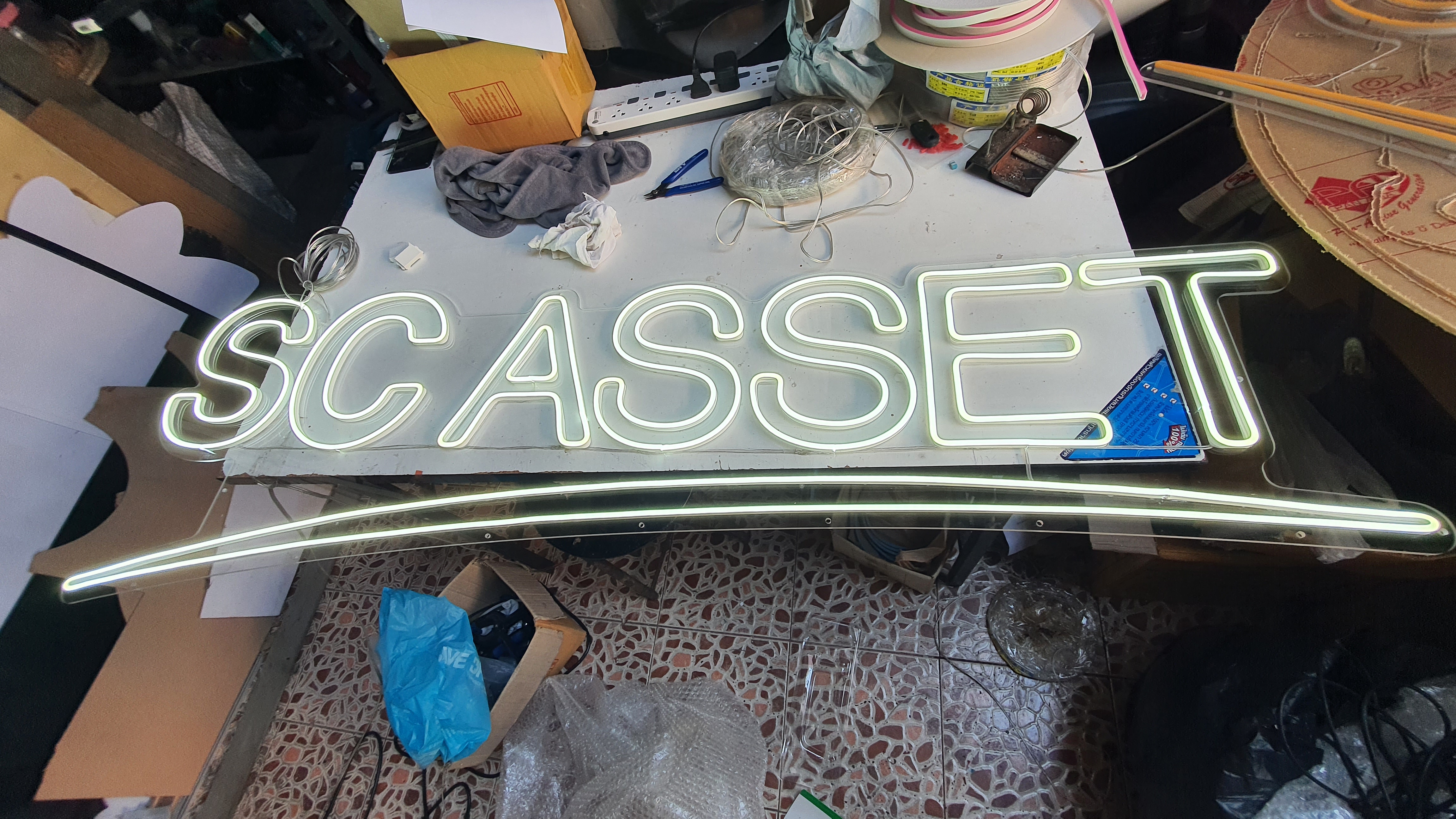 ป้ายนีออนฟรค สีขาว SCASSET