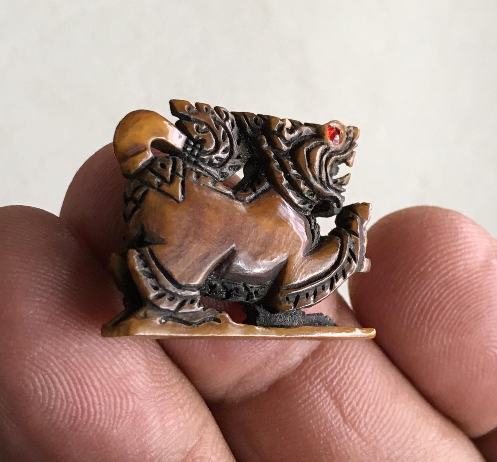 สิงห์งาแกะศิลป์มหาดไทยทรงเครื่องตาพลอย หลวงพ่อหอม วัดชากหมาก จ.ระยอง