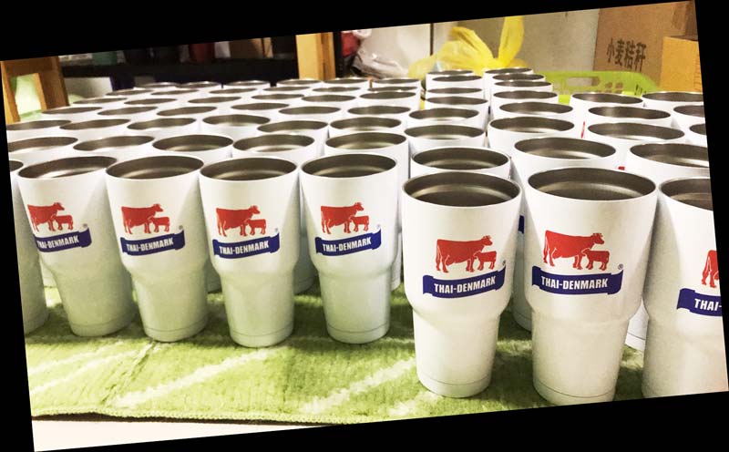 พิมพ์ สกรีนโลโก้บนกระบอกน้ำจำนวนมาก