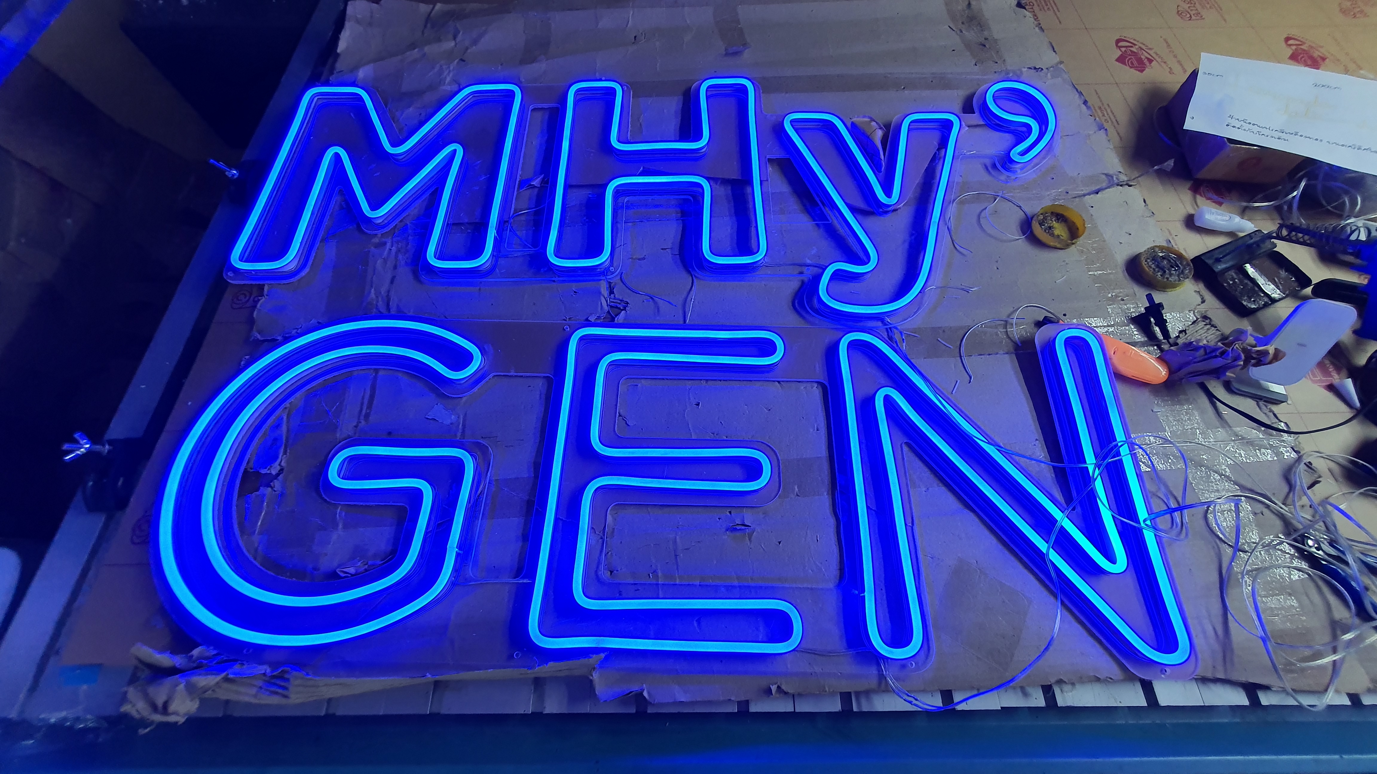ป้ายนีออนฟรค สีน้ำเงิน MHy' GEN
