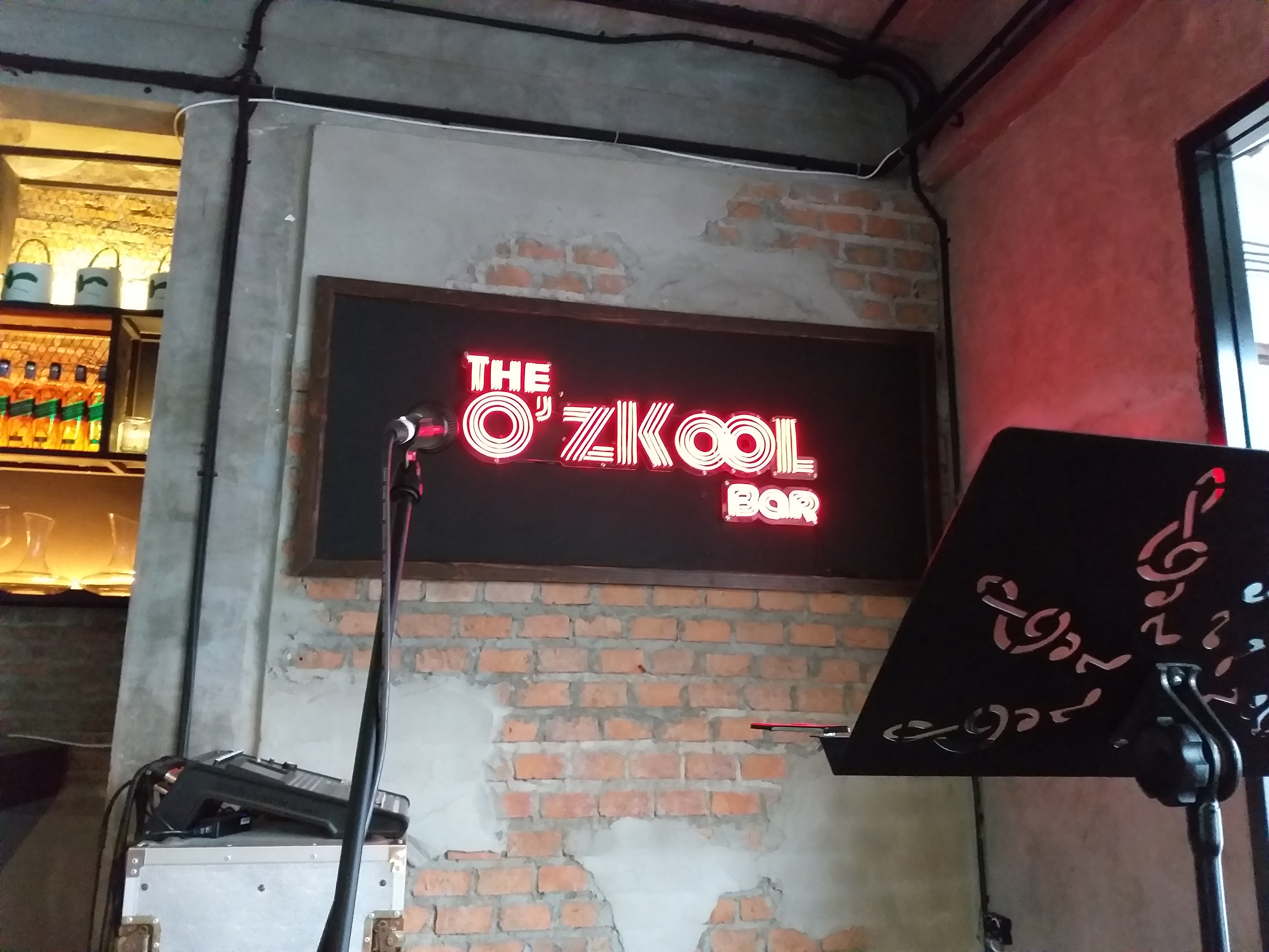 ป้ายไฟนีออนเฟรคสีแดง "THE O'ZKOOL BAR" เปลี่ยนป้ายใหม่เป็นนีออนเฟรค สวยโดดเด่นกว่าเดิม