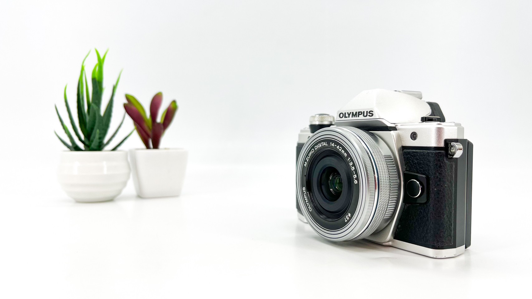 Olympus E-M10 Mark II + Lens 14-42 mm.