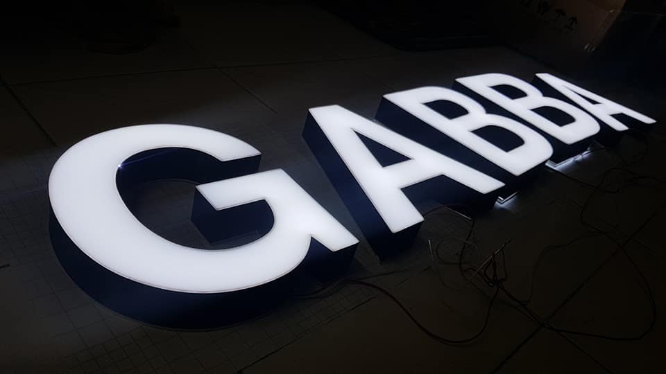 ตัวอักษรไร้คิ้ว ขอบ 3D "GABBA"