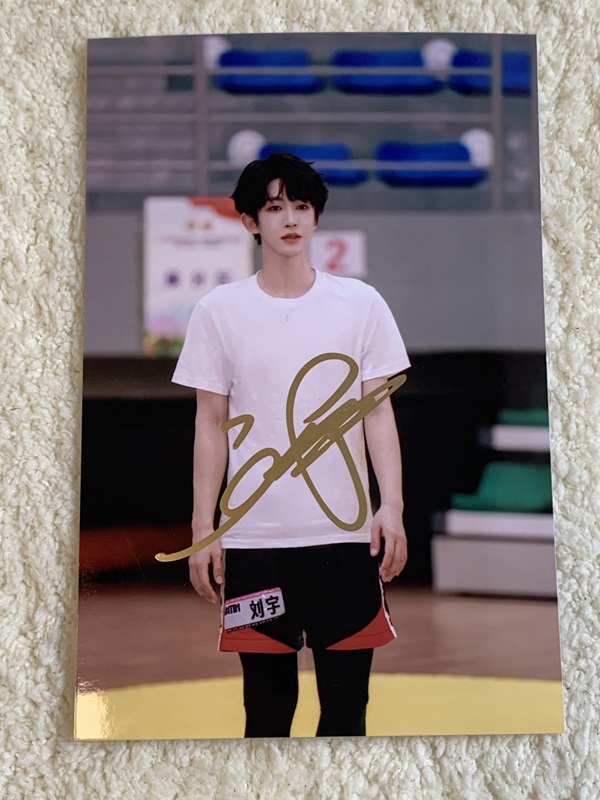 Pre - รูปถ่ายที่มีลายเซ็น INTO1