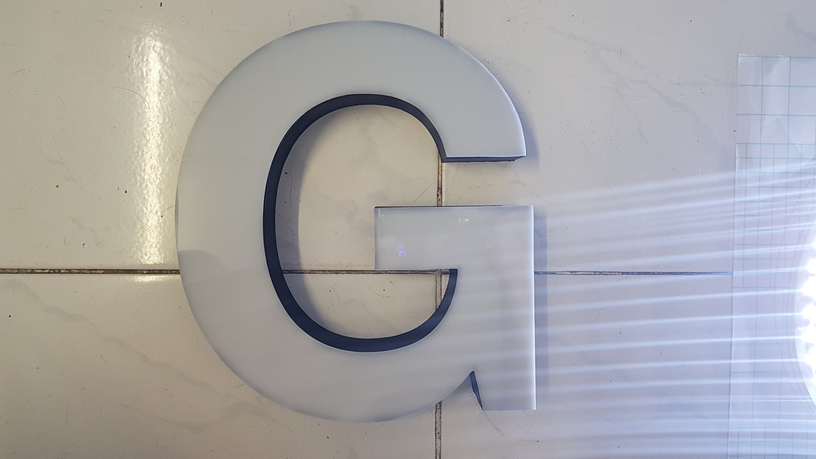 ตัวอักษรไร้คิ้ว ขอบ 3D "GABBA"