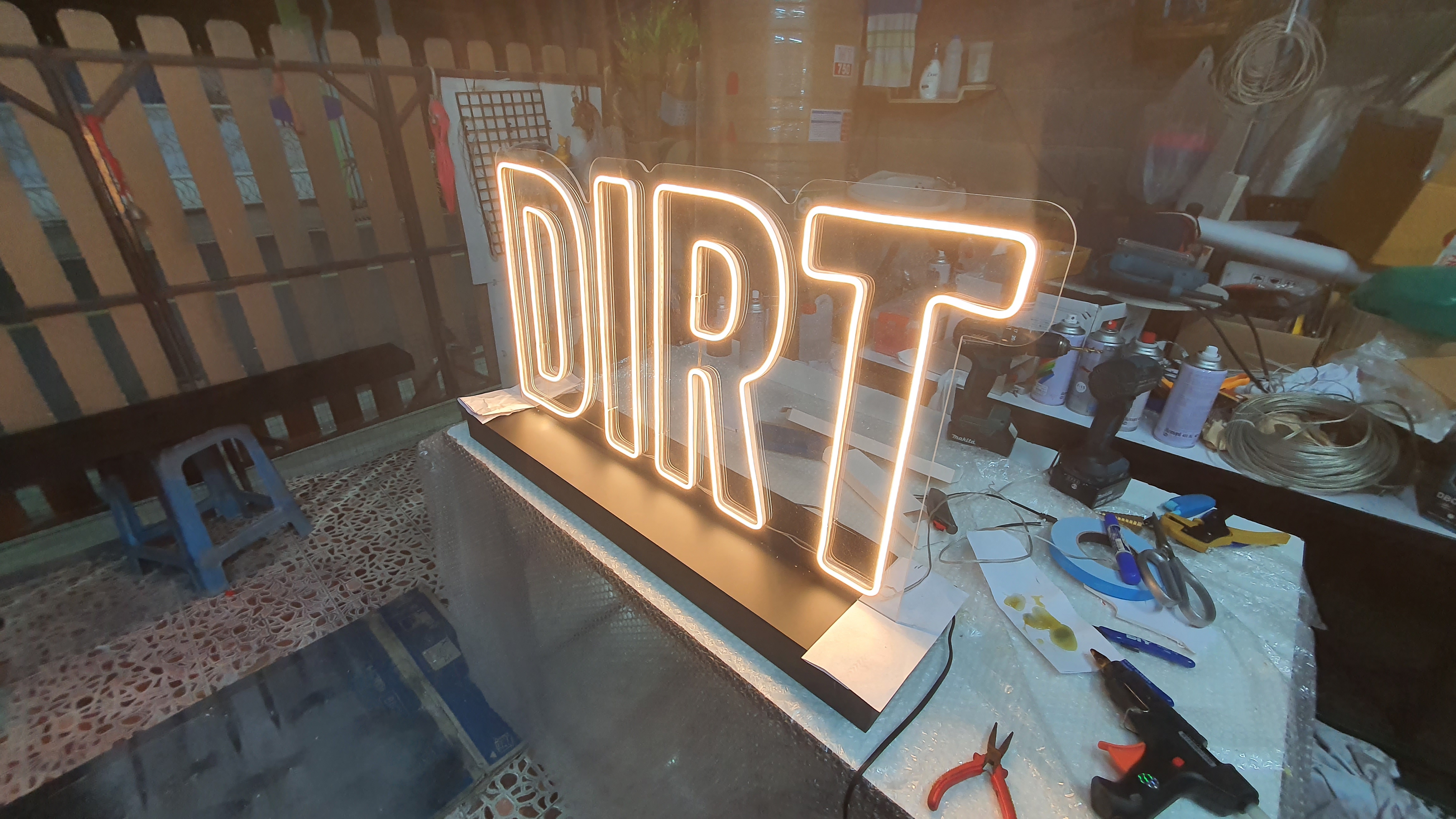 ป้ายนีออนฟรค สีวอมไวท์ DIRT