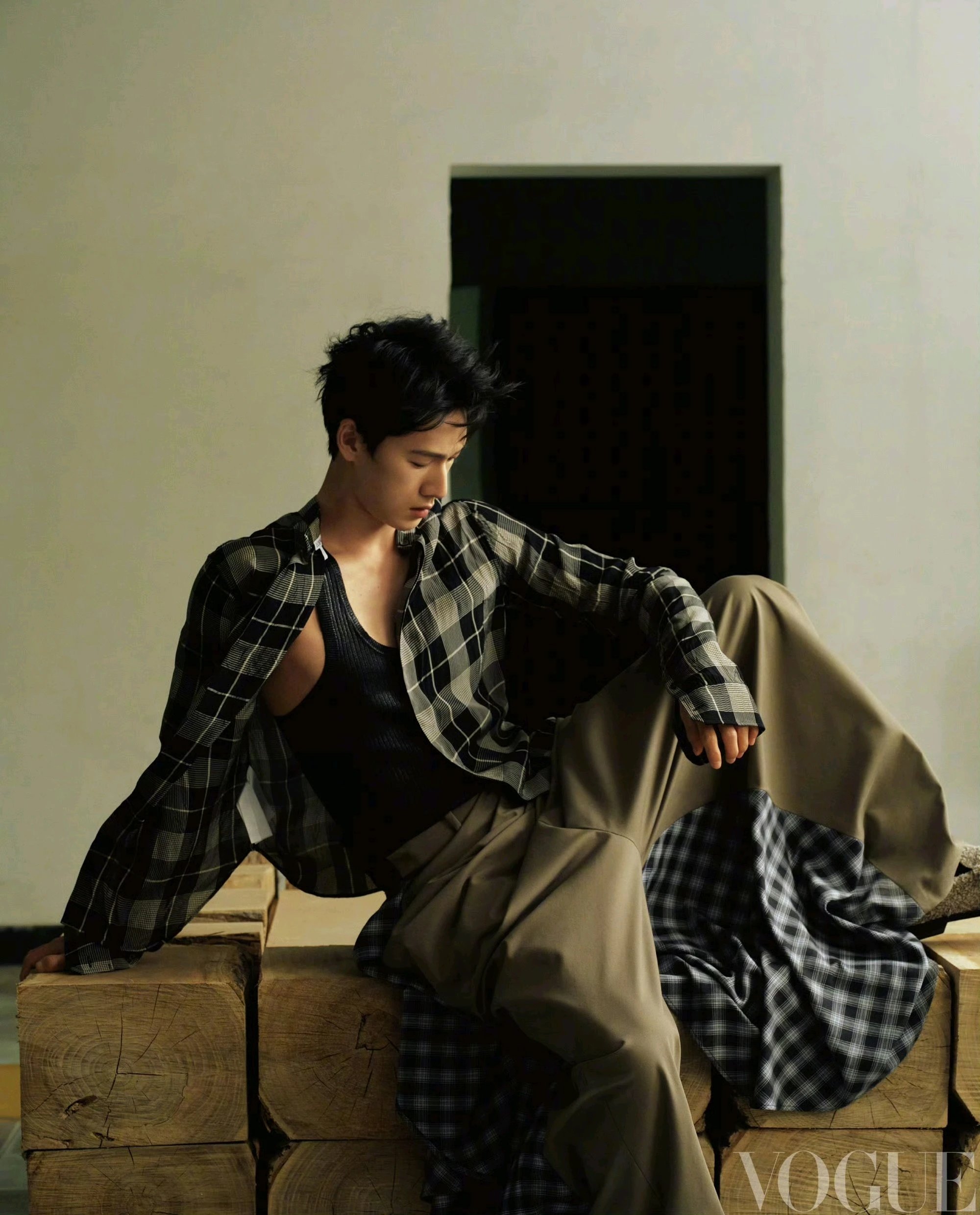 Pre - นิตยสาร Vogue (หน้าด้านใน) #หลี่หยุนรุ่ย LiYunRui 3/2025 เสี่ยวหลิน