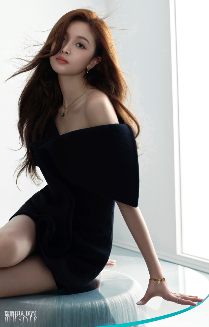 Pre - [瑞丽伊人风尚] นิตยสาร Rayli HerStyle อู๋เซวียนอี๋ WUXUANYI BETTYWU 2024