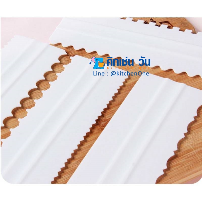แผ่นปาดครีมเค้กพลาสติก เซต 4 ชิ้น ปาดครีมเค้กได้ 8 ลาย แผ่นปาดครีม ชุดที่ปาดข้างเค้ก