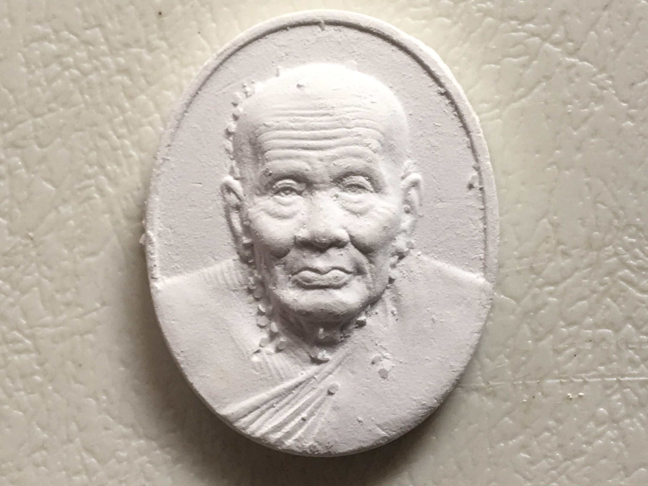 พระผงจักรพรรดิ์ เป็นผงปูนชีเมนต์ขาว ผสมด้วยผงมหาจักรพรรดิ์ที่ หลวงปู่ดู่ พรหมปัญโญ วัดสะแก จ. พระนครศรีอยุธยา