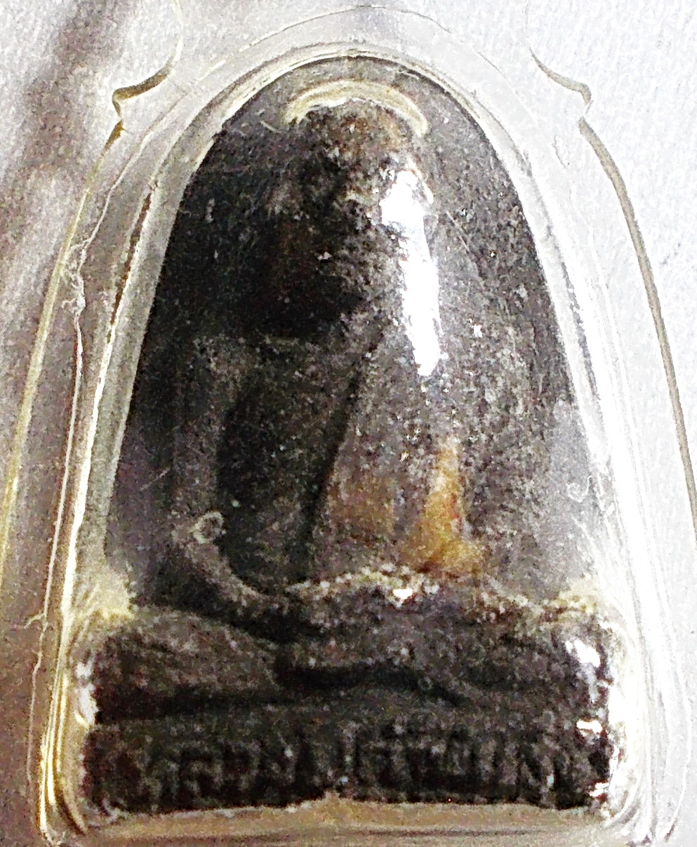 พระเนื้อว่านรูปเหมือนหลวงปู่คำพันธ์ วัดธาตุมหาชัย จ.นครพนม ปี 2538 ในเลี่ยมเดิม