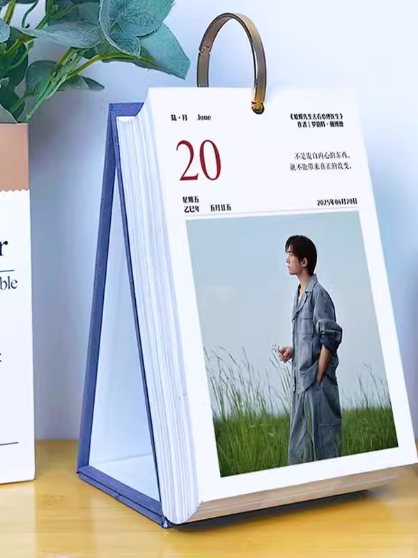 Pre - ปฏิทินตั้งโต๊ะลาย YiYangQianXi แจ็กสันหยี/JacksonYee 2025-2024 (ไม่ใช่สินค้าอฟช.)