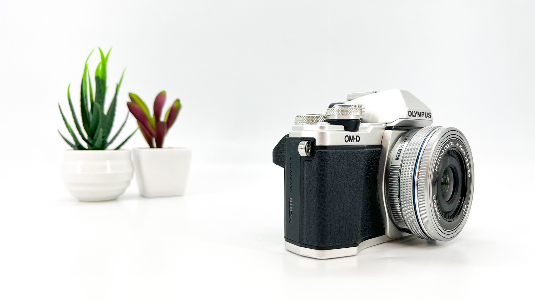 Olympus E-M10 Mark II + Lens 14-42 mm.