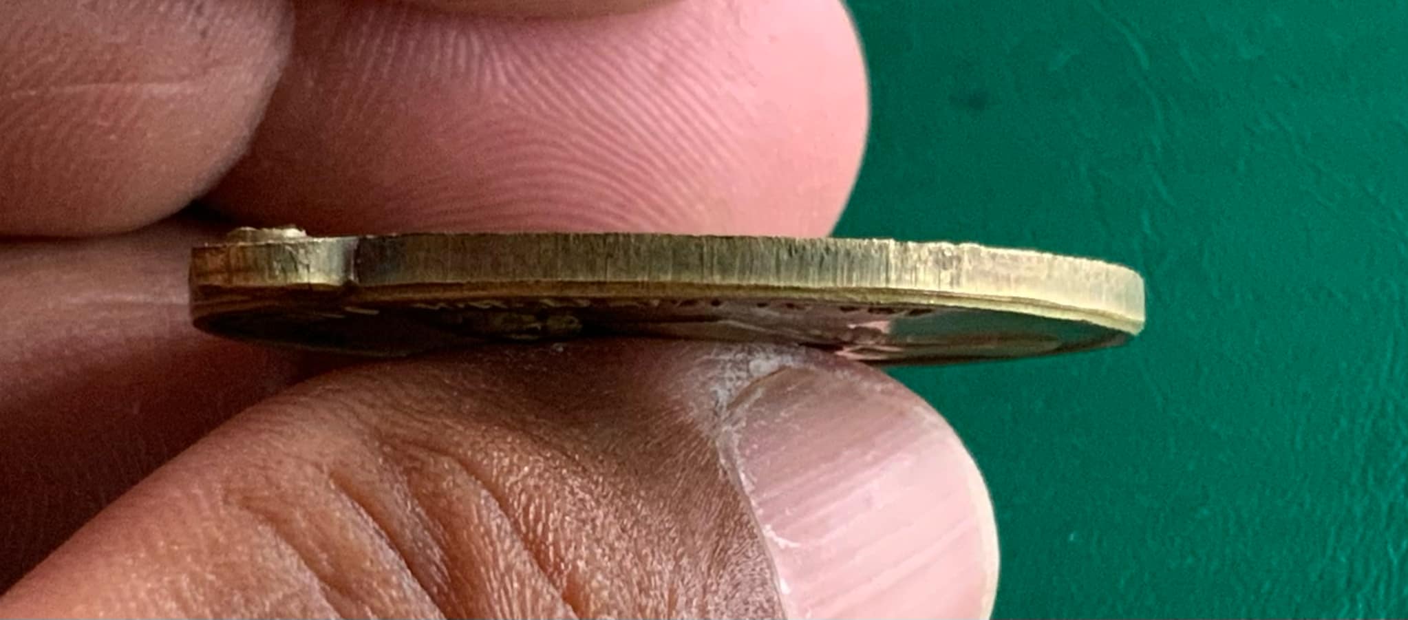 เหรียญรุ่นแรกหลวงพ่อกวย วัดโฆสิตาราม ปี 2504 เนื้อฝาบาตร มีจาร