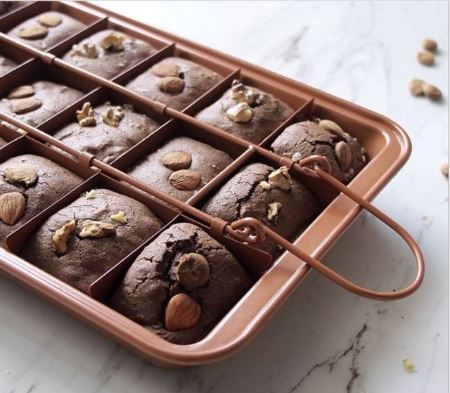 เซ็ทพิมพ์บราวนี่ พิมพ์เทฟล่อนบราวนี่ ถอดก้นได้ พร้อมที่แบ่งช่องบราวนี่ 18ช่อง (ถาดอบบราวนี่)