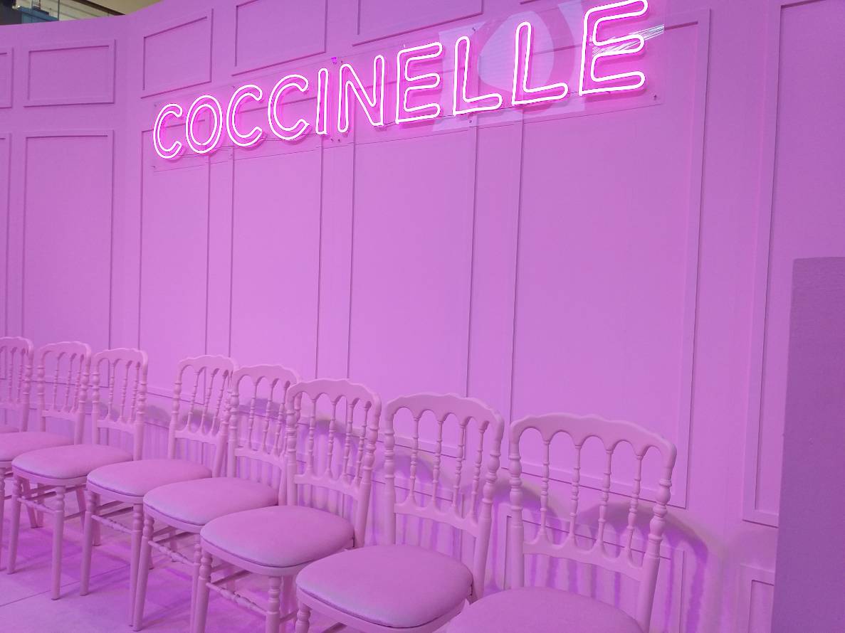 ป้ายไฟนีออนเฟรค "COCCONELLE" ในงานเปิดตัวกระเป๋าคอเลคชั่นใหม่ของแบรนด์ COCCONELLE