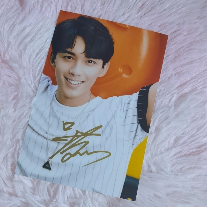 Pre - รูปถ่ายที่มีลายเซ็น WuLei #อู๋เหลย 6 นิ้ว