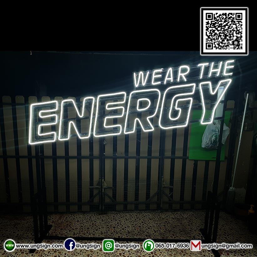 ป้ายไฟ นีออนเฟรค NeonFlex "WEAR THE ENERGY" ไฟสีขาว ติดลงบนอะคริลิคใส รับผลิตตามรูปแบบที่ต้องการ