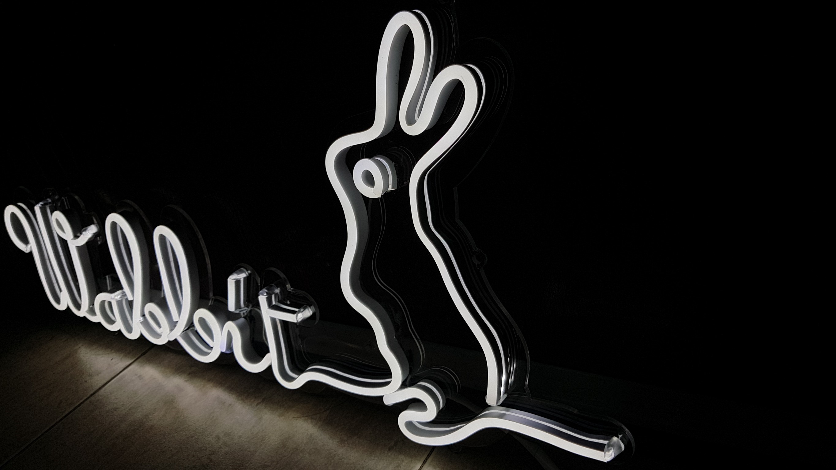 ป้ายไฟนีออนเฟรคตกแต่งร้านกาแฟ "Wabbit" สีขาวน่ารักโดนใจ เหมาะสำหรับเป็นป้ายตกแต่งร้านกาแฟ โดดเด่น เป็นเอกลักษณ์
