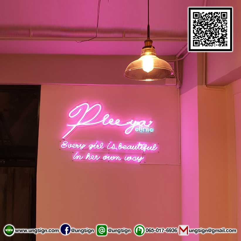 Preeya clinic ป้ายไฟนีออนเฟรคสีชมพูสีฟ้า เพิ่มความน่ารักสดใสให้ คลินิค ได้อย่างลงตัว