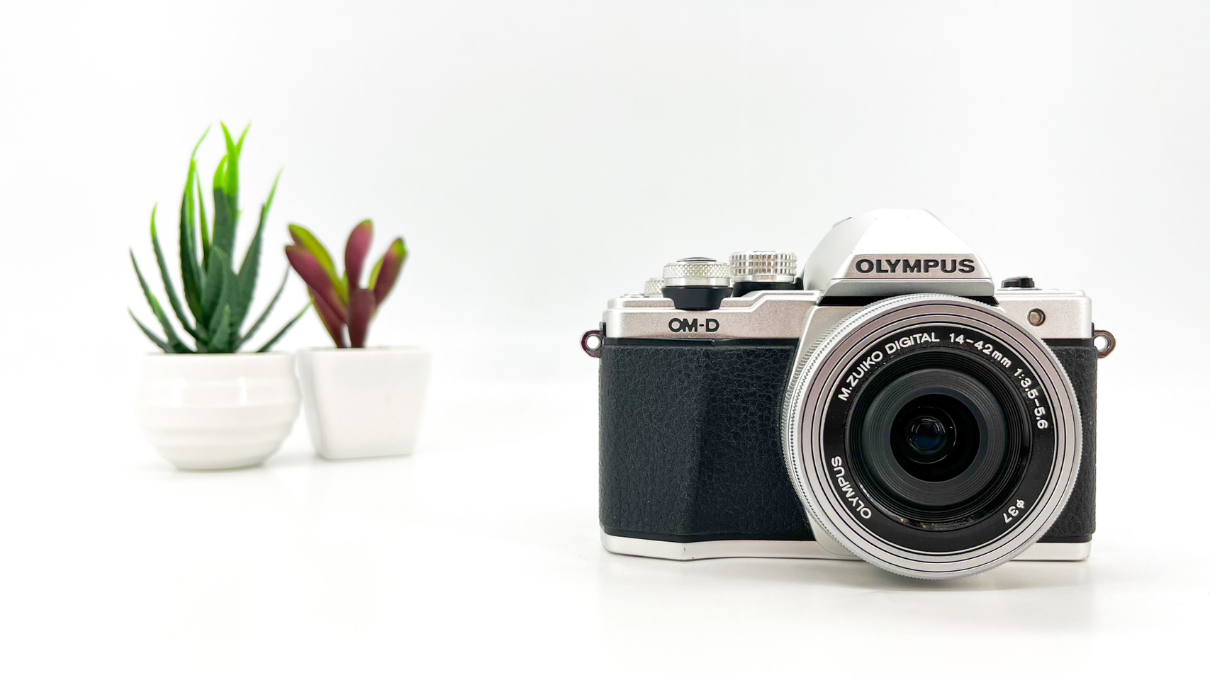 Olympus E-M10 Mark II + Lens 14-42 mm.