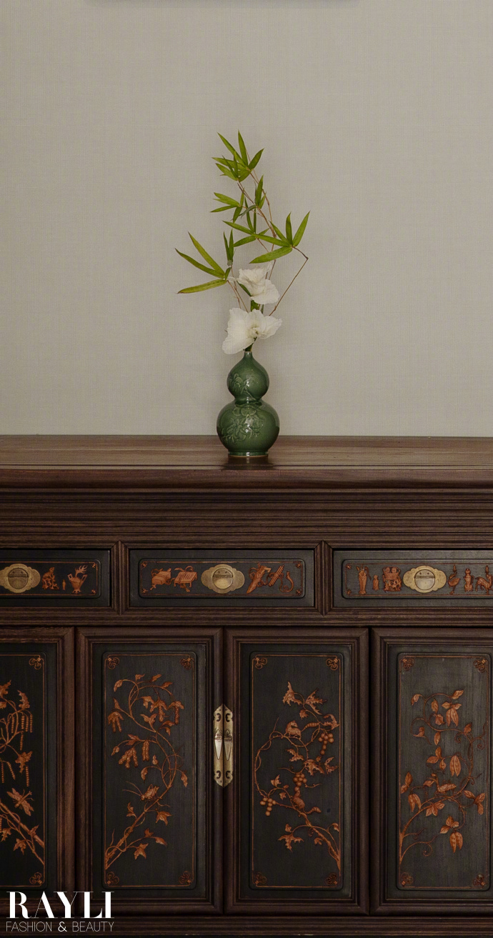 Pre - นิตยสาร 瑞丽服饰美容 Ruili/ Rayli จิ่งเถียน jingtian 2024