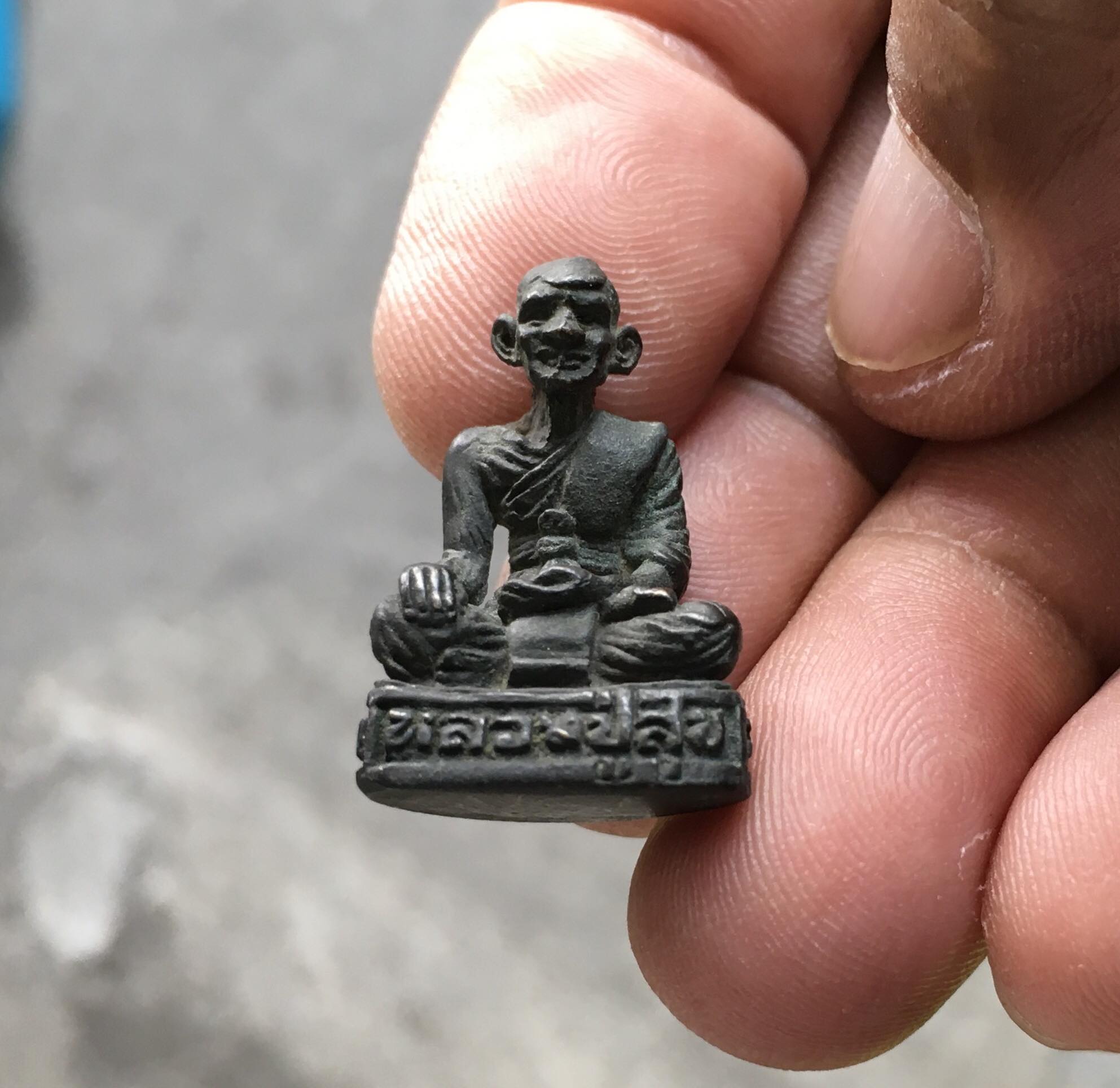 รูปหล่อหลวงปู่ศุข รุ่นไตรมาส ปี 2520 เนื้อทองเหลือง วัดปากคลองมะขามเฒ่า จ.ชัยนาท