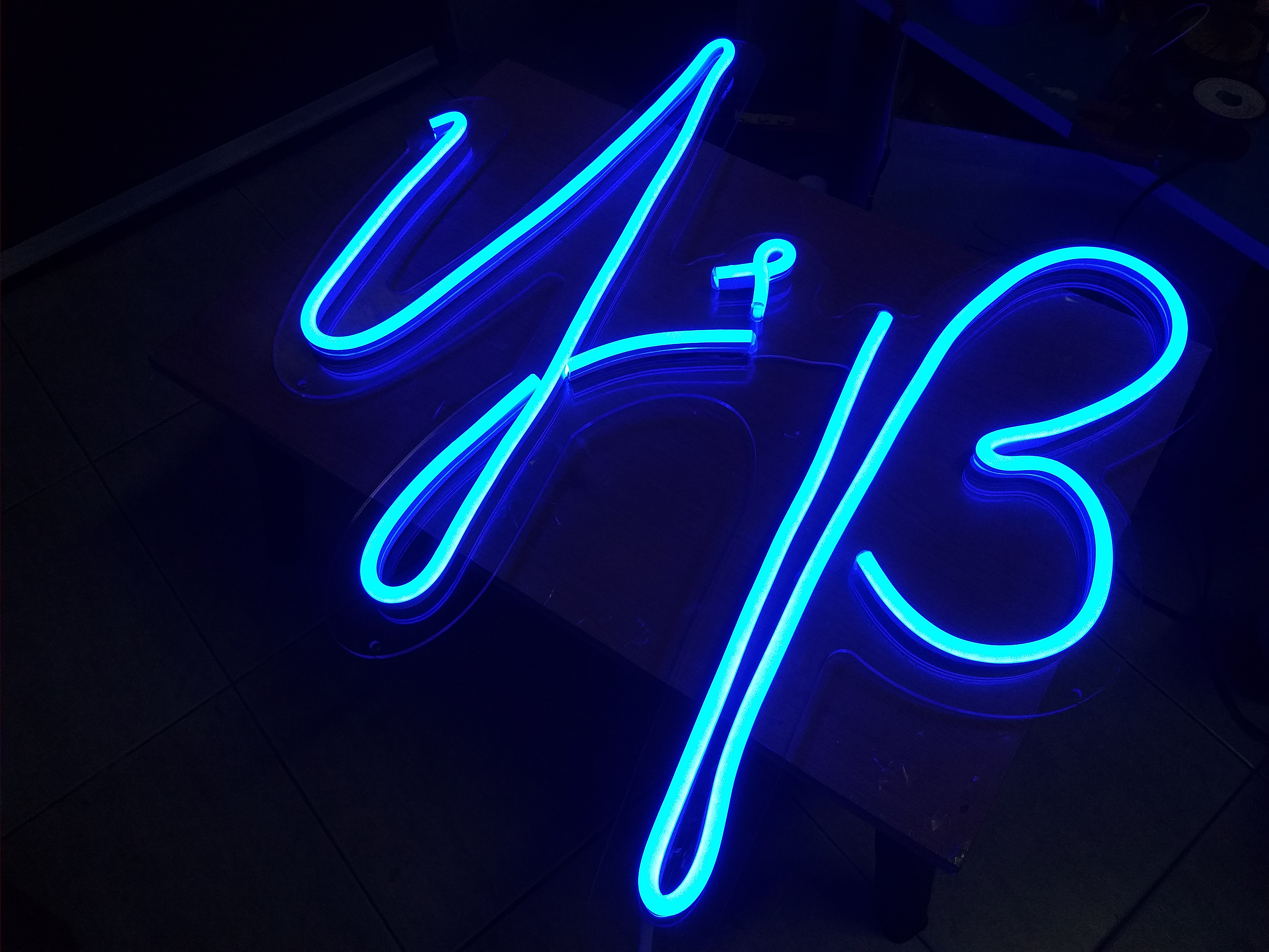 ป้ายไฟ นีออนเฟรค NeonFlex "y&B" ไฟสีขาว ติดลงบนอะคริลิคใส รับผลิตตามรูปแบบที่ต้องการ
