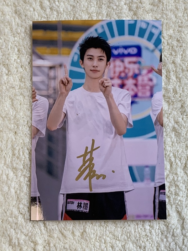 Pre - รูปถ่ายที่มีลายเซ็น INTO1