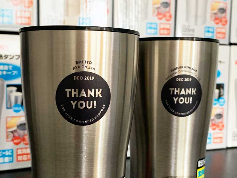 สกรีนชื่อโลโก้บนแก้วน้ำ Tumbler 1 ด้าน เปลี่ยนชื่อได้ ปากกับฐานกว้างไม่เท่ากัน ด้านข้างเอียง