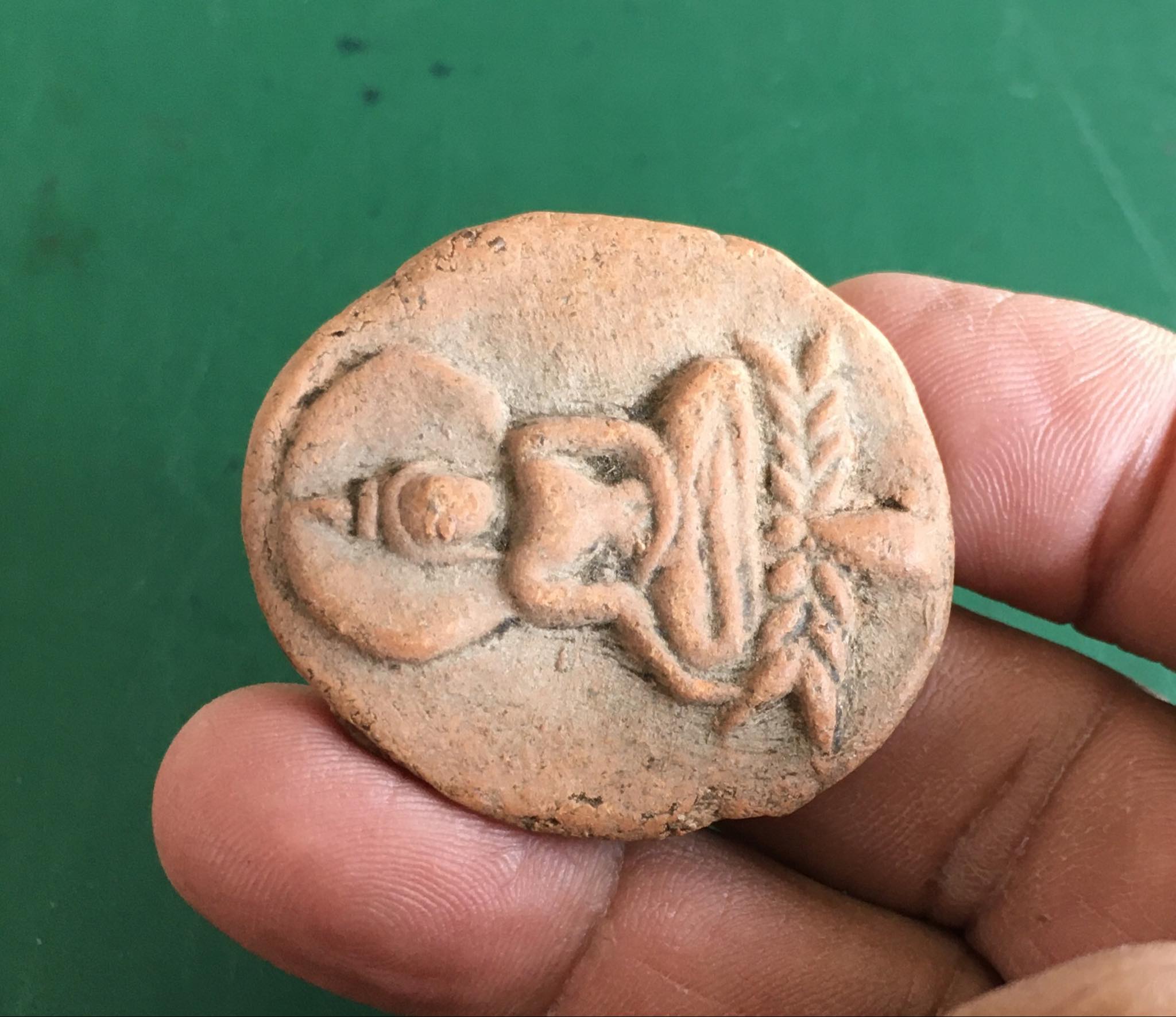 พระขุนแผนใบพุทรา เนื้อดิน กรุวัดใหญ่ชัยมงคล อยุธยา