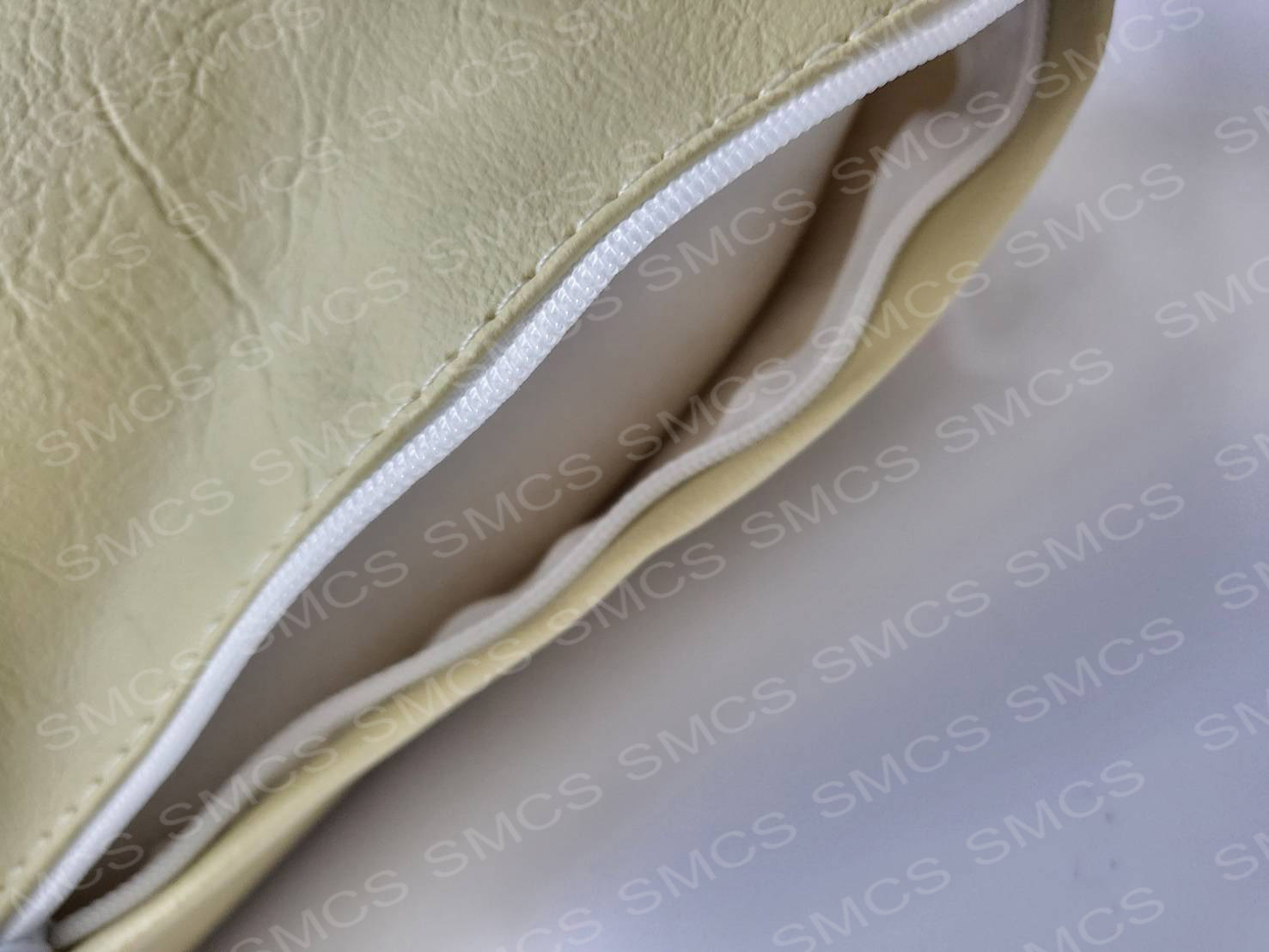 หมอนฟองน้ำอัดหุ้มหนังเทียมสีครีม 38x56x10cm