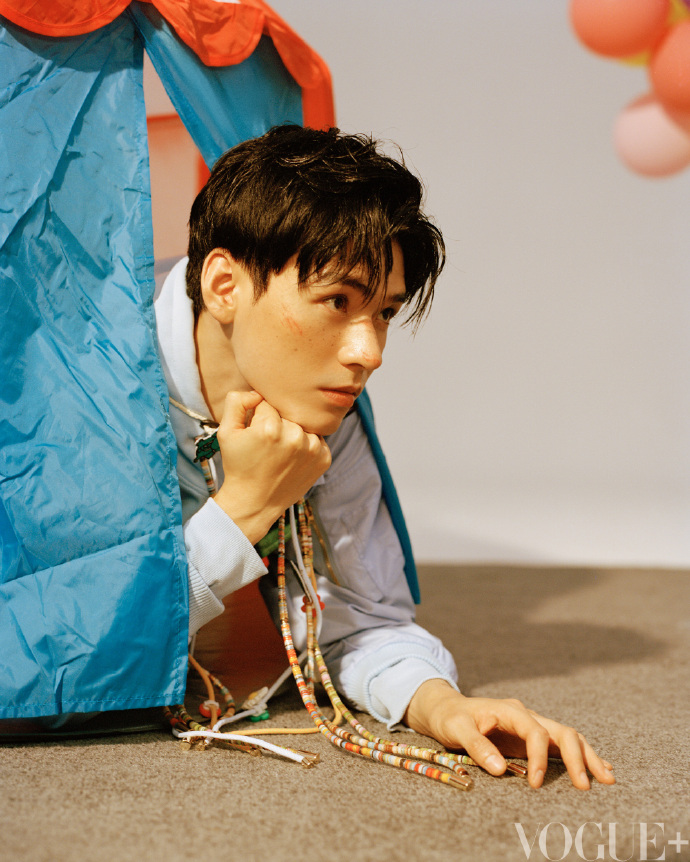 Pre - นิตยสาร VOGUE+ กงจวิ้น SimonGong 2023+โปสการ์ด*4