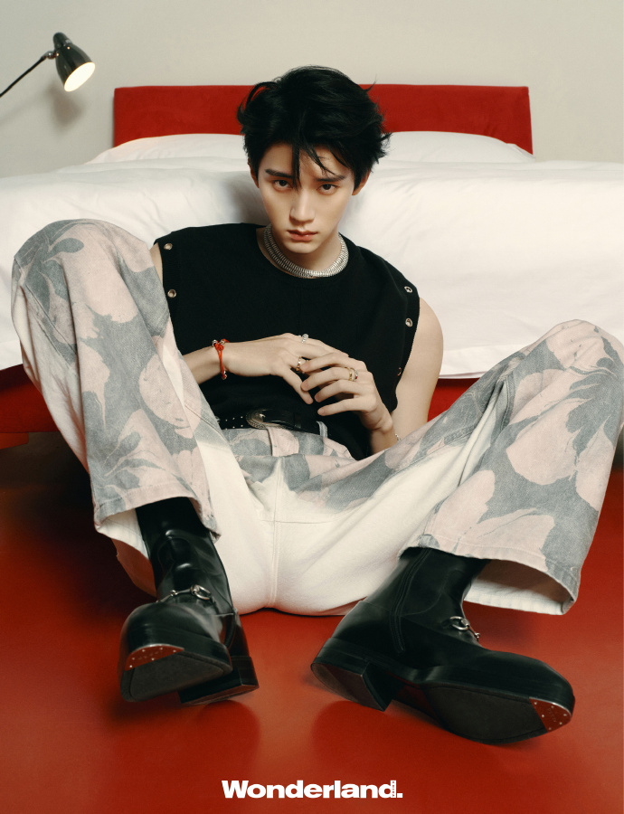 Pre - นิตยสาร Wonderland โจวอี้หราน ZhouYiran 2/2025+การ์ด*3