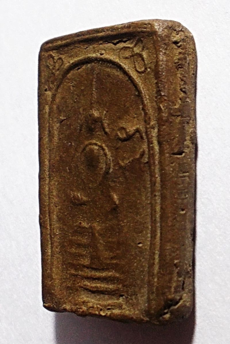 สมเด็จฐานผ้าทิพย์ เนื้อดินผสมผงหลังยันต์เต่า ลพ.คร้าม วัดพระเงิน นนทบุรี