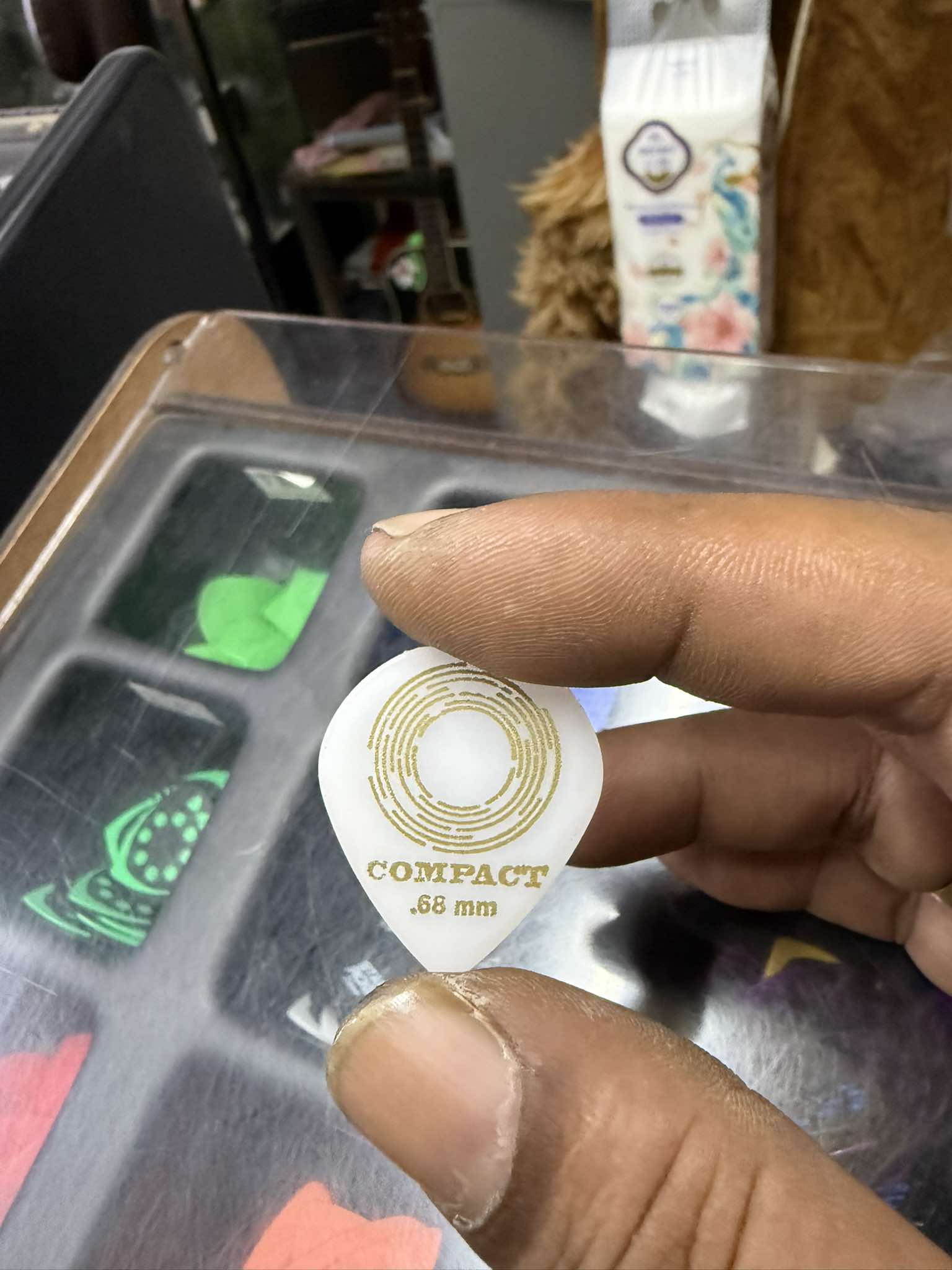 ปิ๊กกีตาร์ COMPACT ยูโรคร์อน ขนาด0.68 mm.(สีขาว)