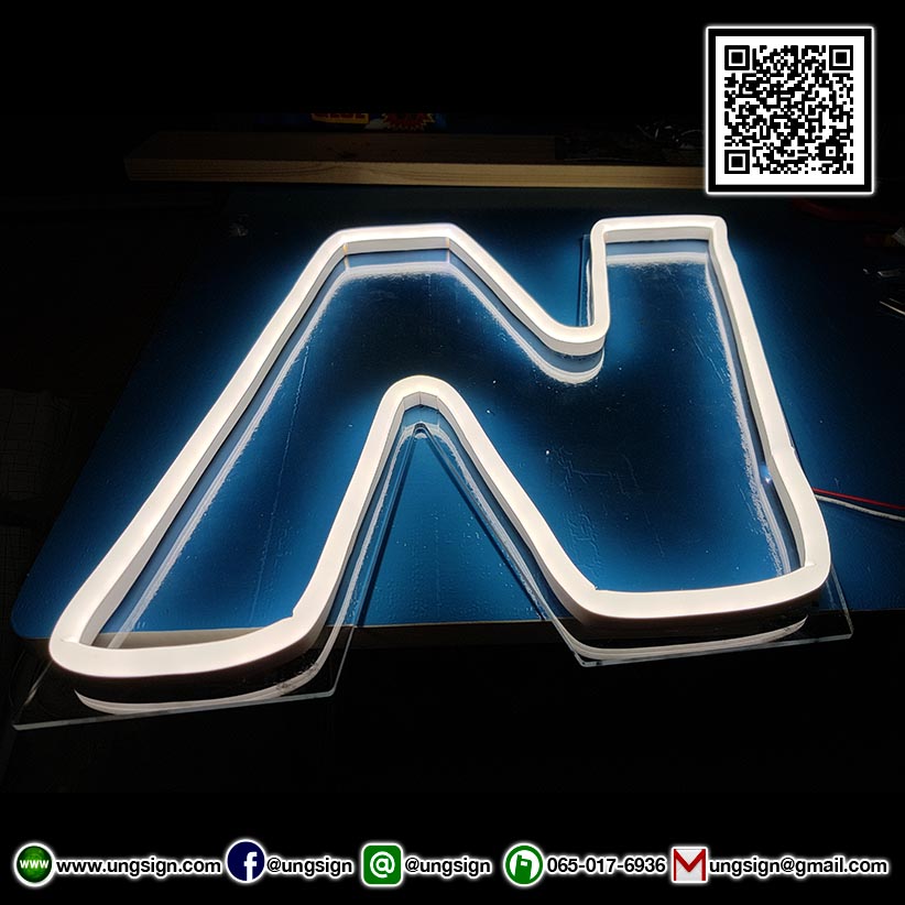 ป้ายไฟ นีออนเฟรค NeonFlex "WEAR THE ENERGY" ไฟสีขาว ติดลงบนอะคริลิคใส รับผลิตตามรูปแบบที่ต้องการ