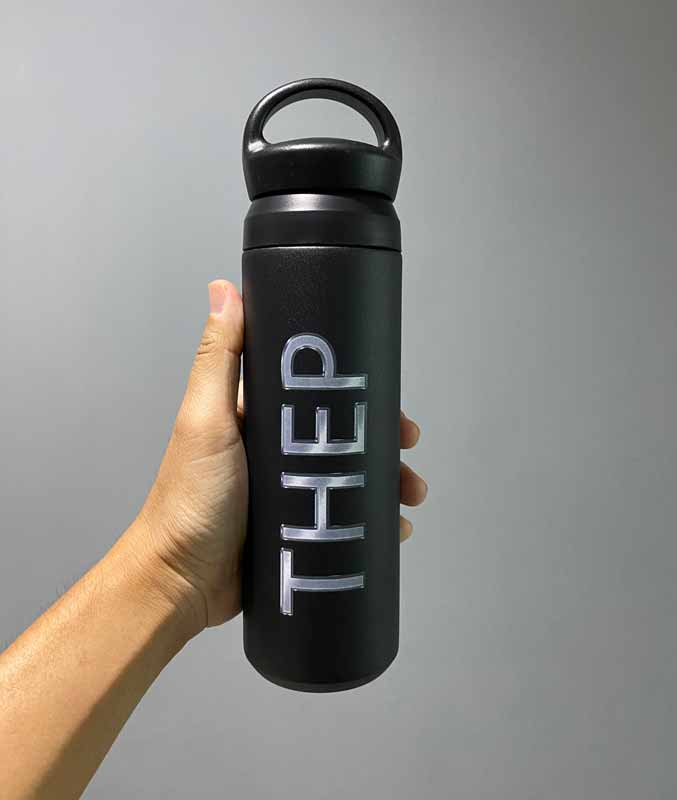 พิมพ์ สกรีนชื่อ พร้อมโลโก้บนกระบอกน้ำ กระติกน้ำ 1 ด้าน เปลี่ยนชื่อได้