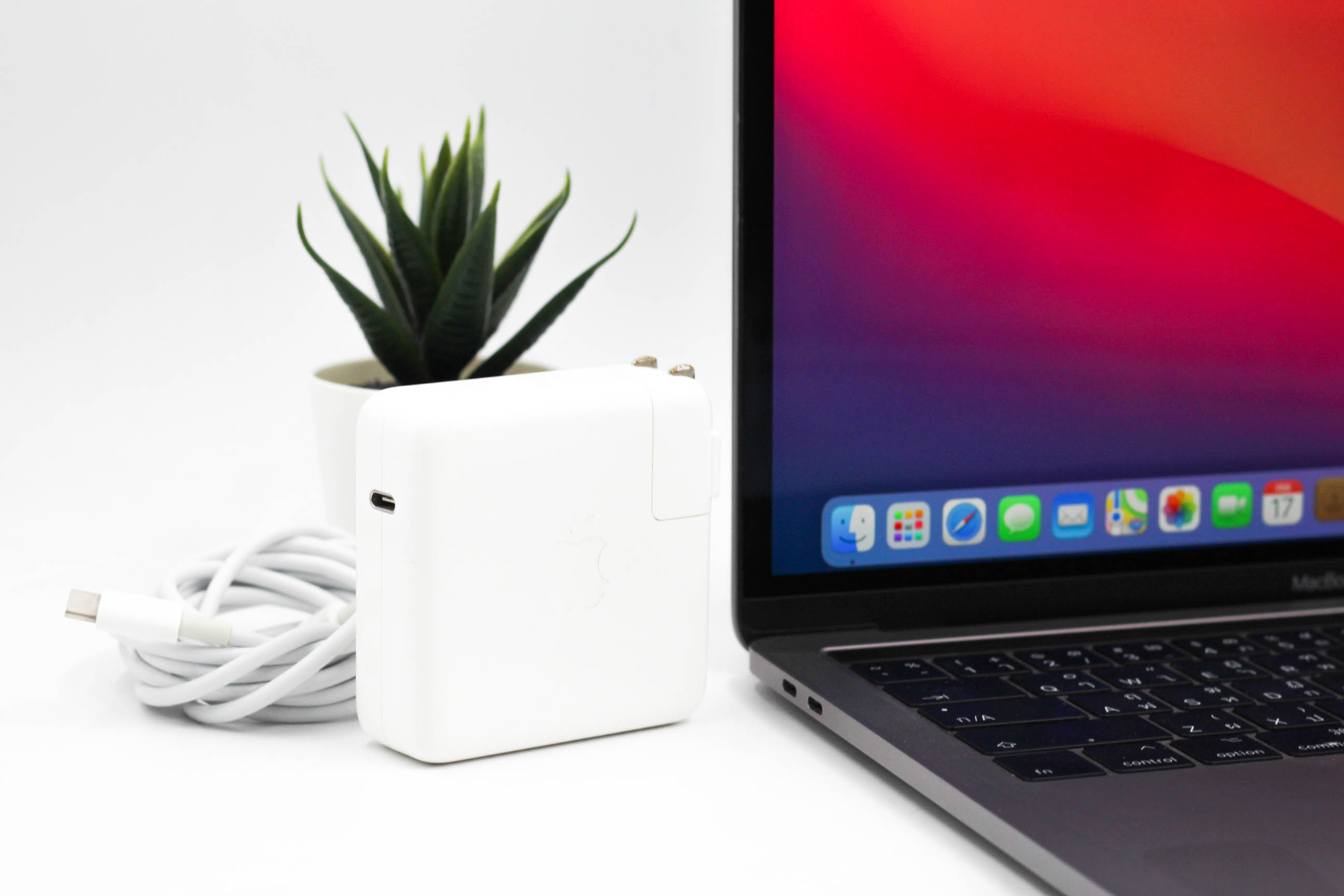 MacBook Pro (13-inch, 2017, Four Thunderbolt 3 Ports)