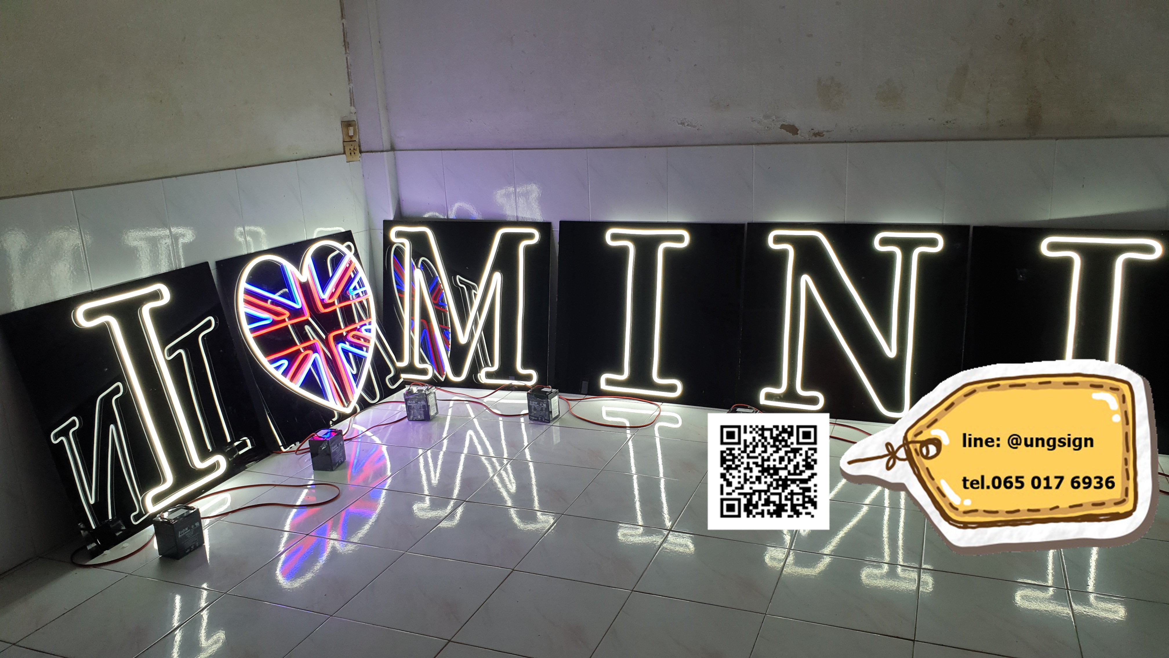 I love mini ป้ายนีออนเฟรค สีแดงสีขาว สีน้ำเงิน บนอะคลิลิคใส งานอีเว้นท์ เพิ่มความน่าสนใจให้บรรยากาศงาน
