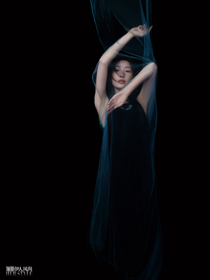 Pre - [瑞丽伊人风尚] นิตยสาร Herstyle เหมาเสี่ยวถง MaoXiaoTong 2025