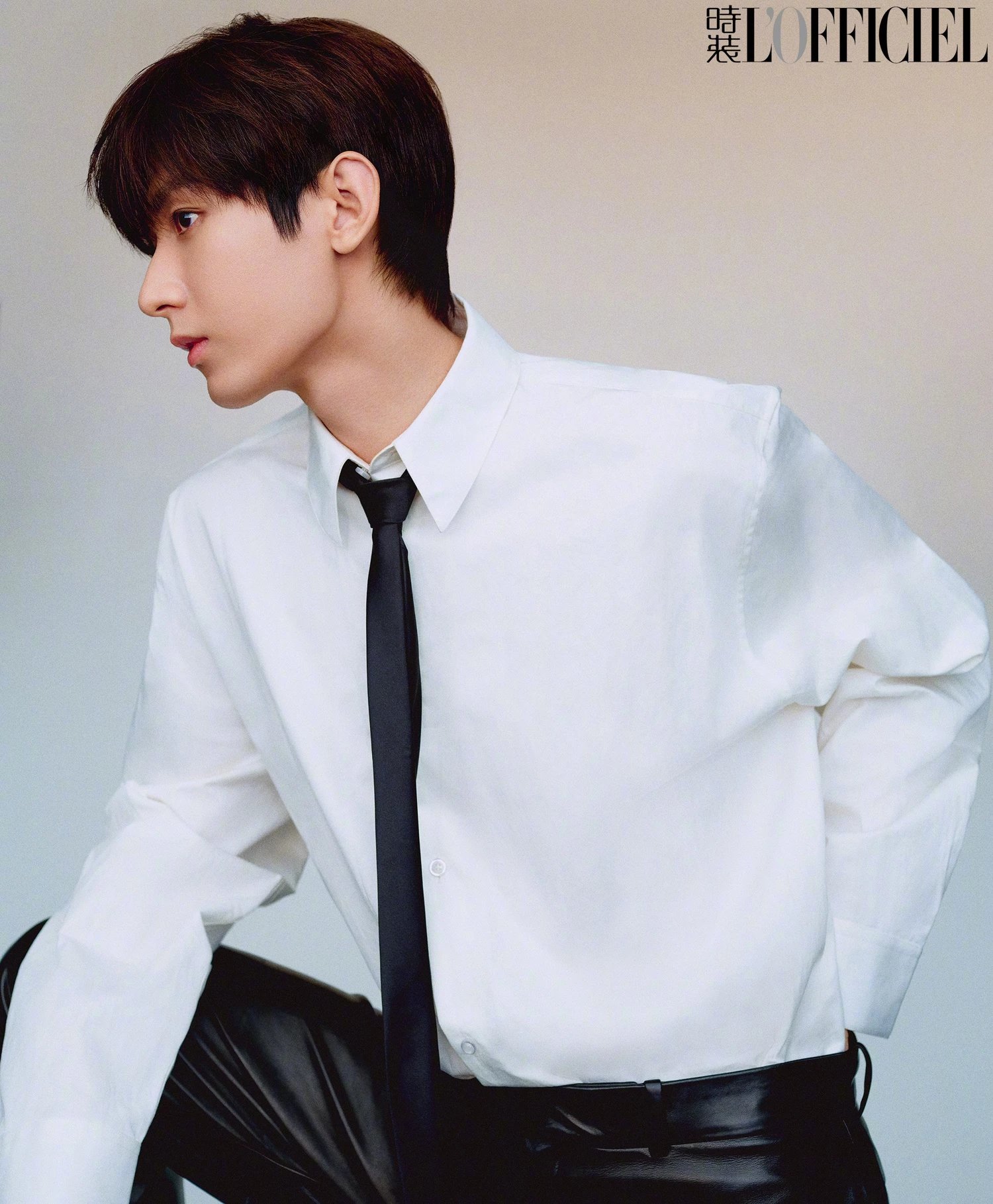 Pre - นิตยสาร L'OFFICIEL เฉิงอี้ ChengYi 2023+โปสเตอร์+การ์ดอฟช