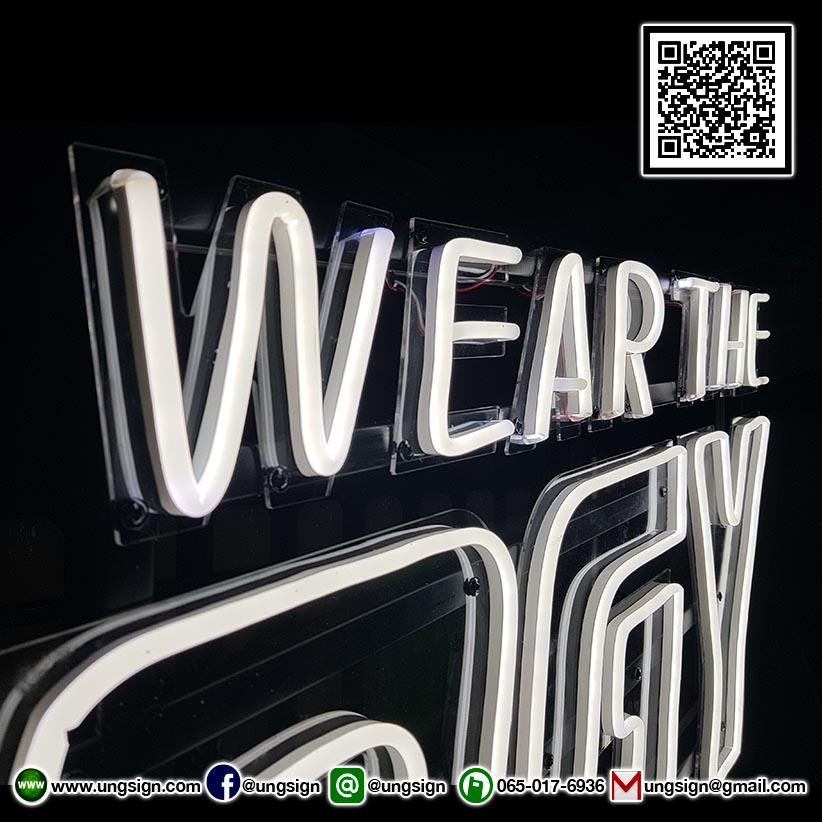 ป้ายไฟ นีออนเฟรค NeonFlex "WEAR THE ENERGY" ไฟสีขาว ติดลงบนอะคริลิคใส รับผลิตตามรูปแบบที่ต้องการ