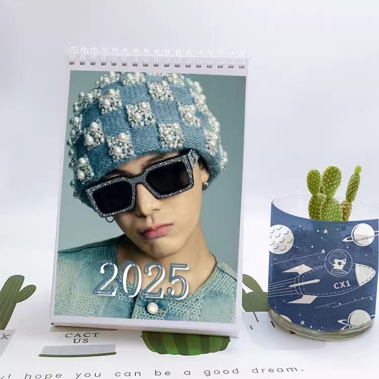 Pre - ปฏิทินตั้งโต๊ะลายแจ็คสัน JacksonWang 2025 (ระบุลาย)